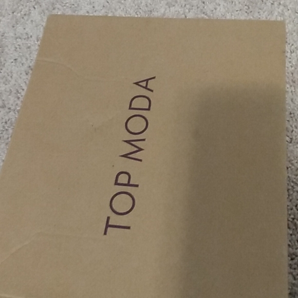 Sneakers - Picture 3 of 4